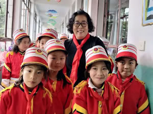 為智慧慷慨解囊，憑知識扶危濟(jì)困
